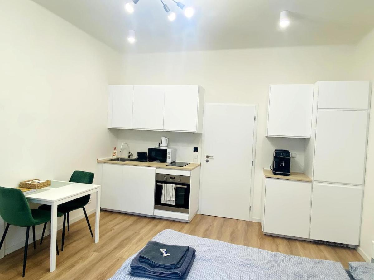 Private Close To Red Subway Pankrac Apartmán *